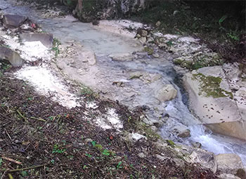 Accumulo di marmettola sul Torrente Carrione