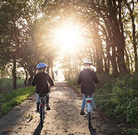 bambini in bicicletta