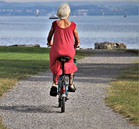 donna anziana in bici