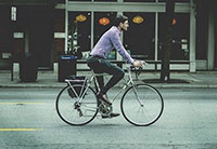 uomo in bici in città