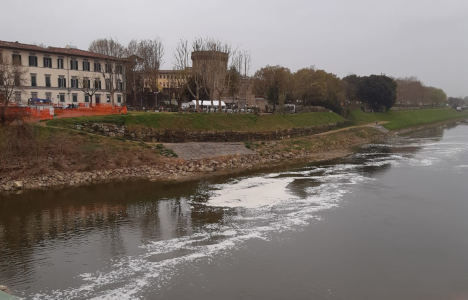 Arno: presenza di schiume 