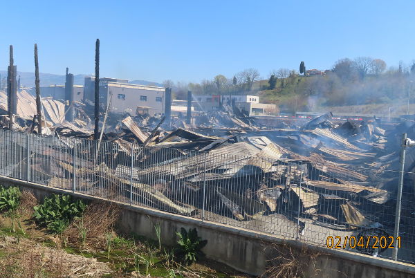 Incendio Bucine _ panoramica stabilimento dopo le fiamme