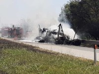 Stagno (LI), prende fuoco un rimorchio contenente rifiuti sulla FI-PI-LI