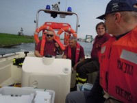 Operatori ARPAt e vigili del fuoco durante le operazioni di campionamento