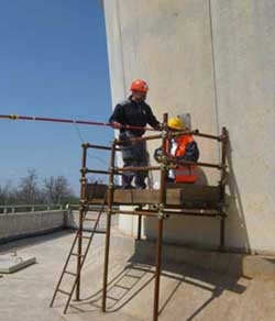 Operatori ARPAT effettuano un controllo alla torre di raffreddamento