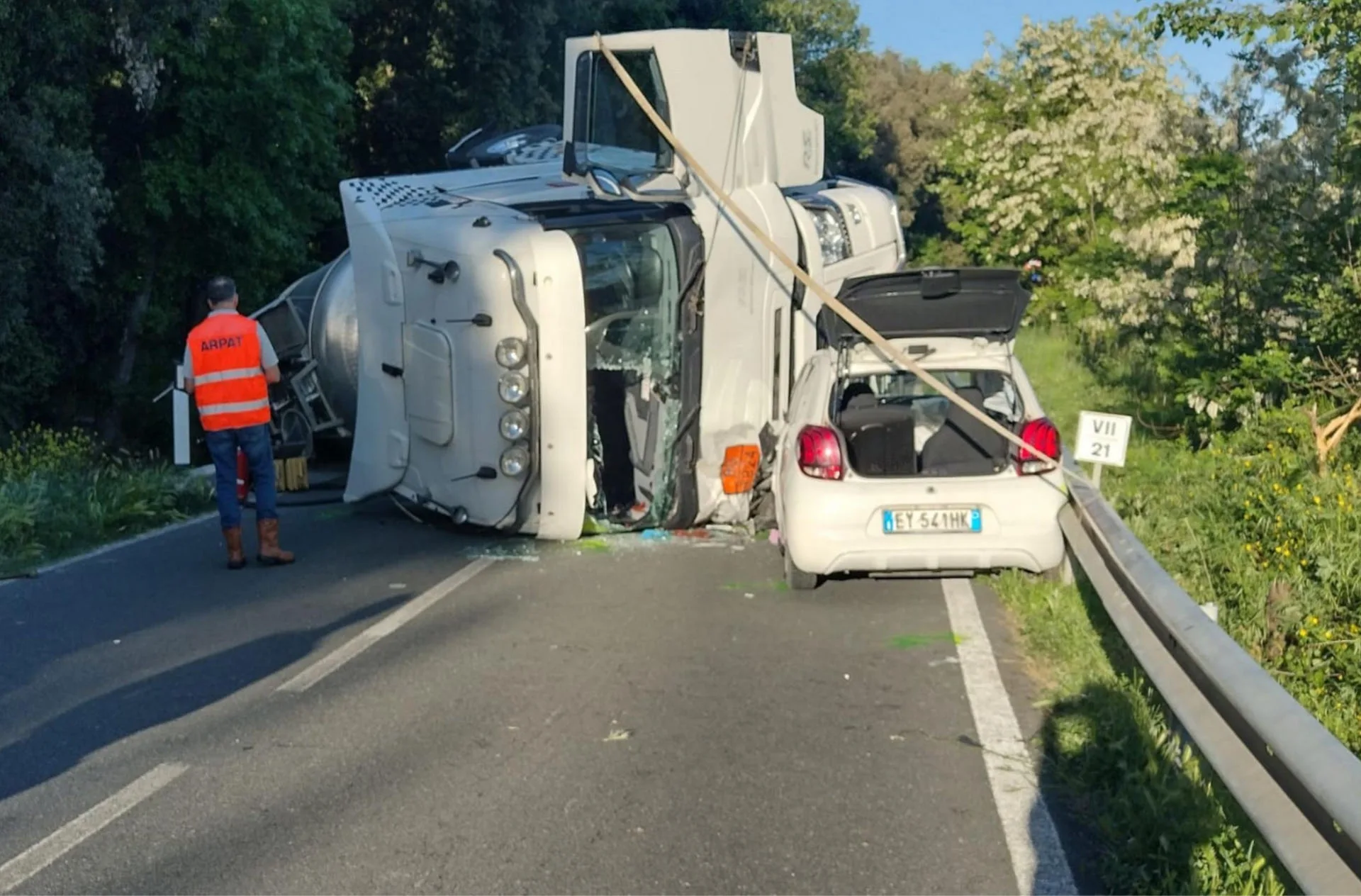 Incidente a Ponteginori (PI): autocisterna con sostanze chimiche ribaltata
