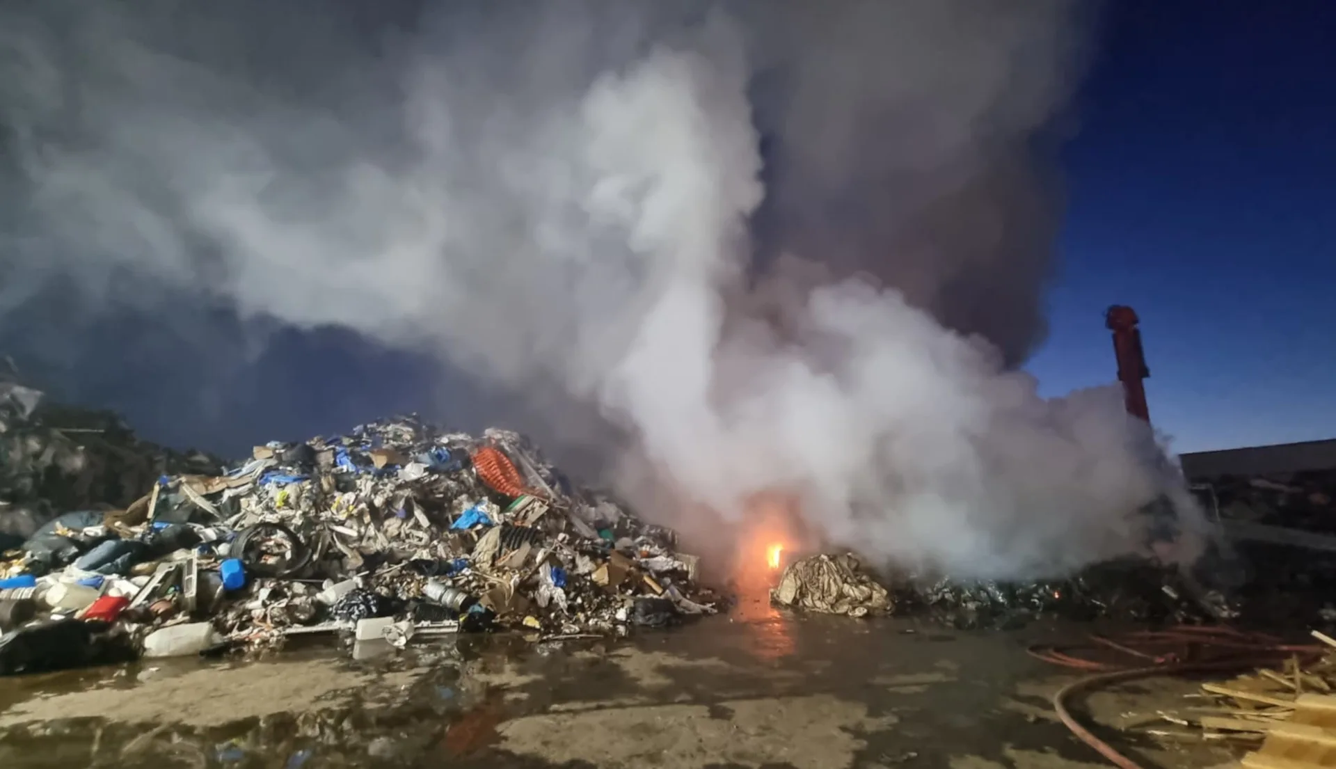 Livorno: incendio in zona industriale