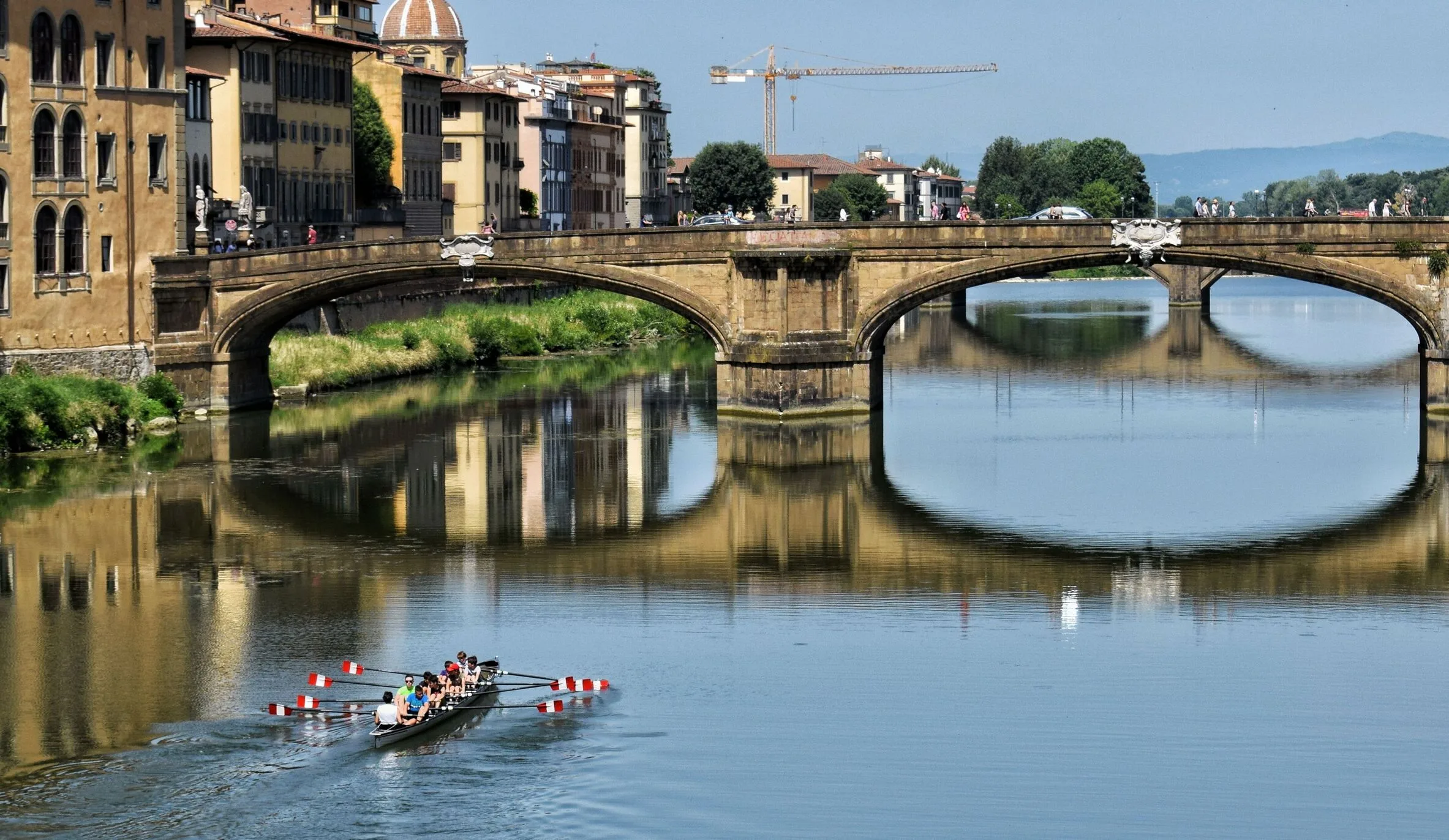 Canoa sull'Arno in prossimità del Ponte S.Trinita
