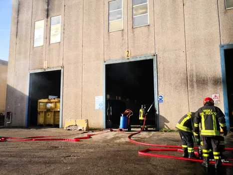 Incendio impianto rifiuti in via Pasubio a Cecina (Livorno)