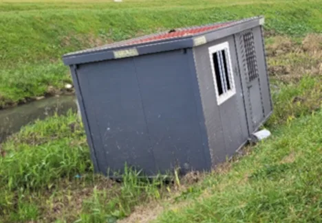 Box contenente vernici e solventi sull'argine del fosso