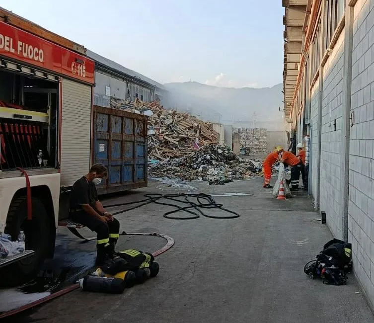 Vigili del fuoco sul luogo dell'incendio