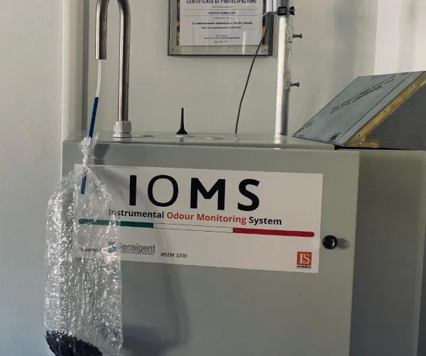 naso elettronico con sacca contenente caffè