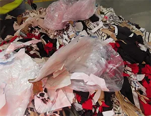 sacchetti di plastica, carta e ritagli tessili di varie tipologie