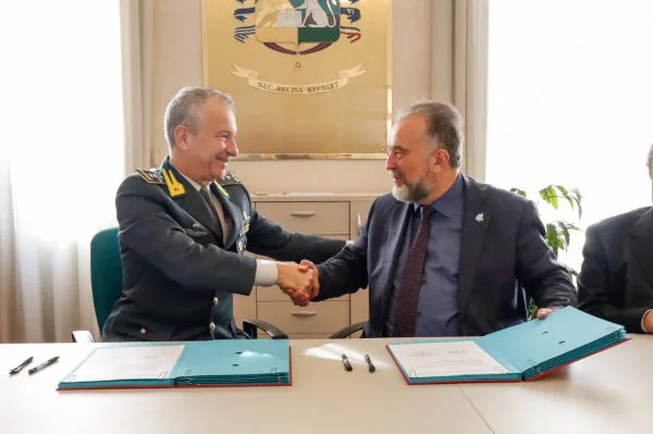 Stretta di mano a seguito della firma