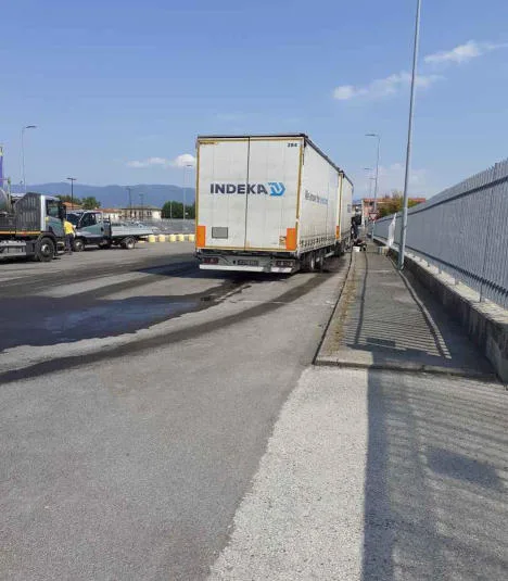 carburante disperso sull'asfalto