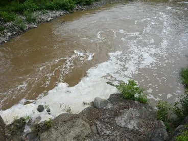 Pistoia: schiume nel torrente Pescia