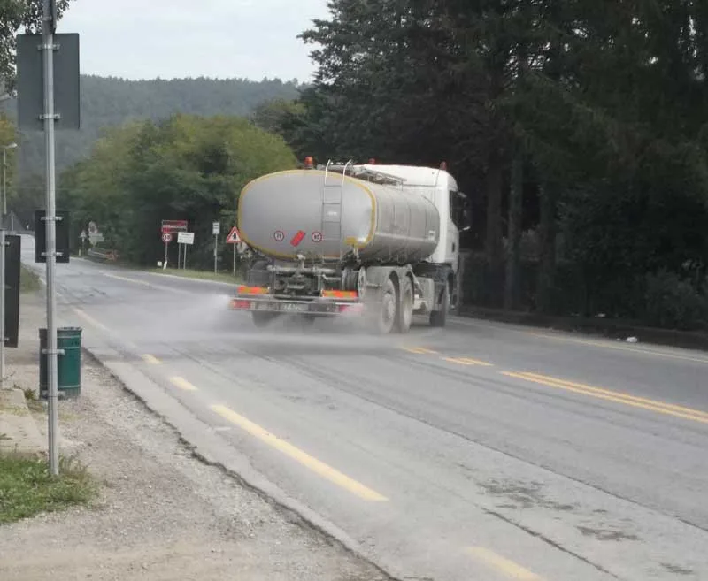 Bagnatura delle strade per l'abbattimento delle polveri