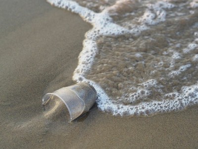 bicchiere di plastica abbandonato in mare