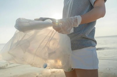 volontaria che pulisce la spiaggia
