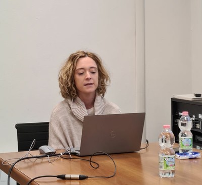 Francesca Maltagliat durante la lezione presso ARPAT