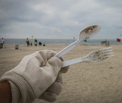 Posate in plastica rinvenute sulla spiaggia durante un’attività di pulizia