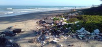 plastica sulla spiaggia