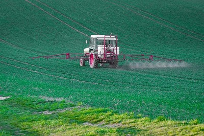 distribuzione di pesticidi con mezzi agricoli