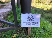I cartelli di pericolo lungo il fiume Serchio non sono stati messi dall'Agenzia