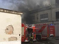 Incendio dell'ex magazzino in via Fanfani a Firenze