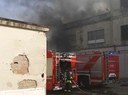 Incendio dell'ex magazzino in via Fanfani a Firenze