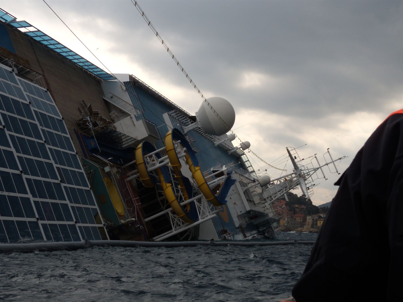 Costa Concordia: l'acqua all'interno del relitto