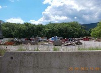 Cumulo di rifiuti da demolizione in un'area del canrtiere